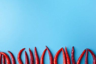 Mavi arka planda kırmızı kırmızı kırmızı biber. Tayland geleneksel yemekleri.