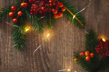 Reklamın için Noel boş, afiş. Böğürtlen ve ladin dalları ahşap bir arka planda