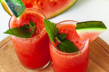 Sarı arka planda vejetaryenler için karpuz kokteyli. Detoks için süper yemek.