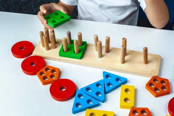 Bambino Gioca Gioco Montessori Ragazzo Raccoglie Smistatore Giocattolo Legno Forme — Foto Stock