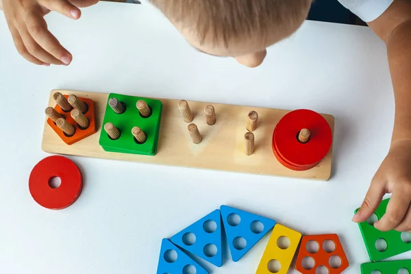  Montessori Tahta oyuncağı, şekil öğrenmek için. Birden beşe kadar olan sayılar. Çok renkli şekiller daire, kare, dikdörtgen, üçgen, beş gon.