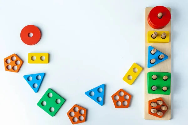 Montessori Tahta oyuncağı, şekil öğrenmek için. Birden beşe kadar olan sayılar. Çok renkli şekiller daire, kare, dikdörtgen, üçgen, beş gon.