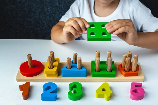 Dítě Sbírá Montessori Hračku Podle Barvy Tvaru Dřevěné Vzdělávací Hračky — Stock fotografie