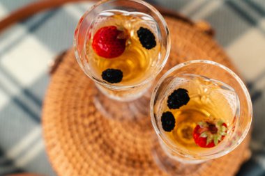 Şarap ve böğürtlen aromalı şarap kadehi. Soğuk içecekler. Metin için boşluk. 