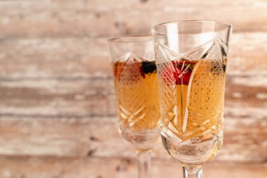 Şarap ve böğürtlen aromalı şarap kadehi. Soğuk içecekler. Metin için boşluk. 