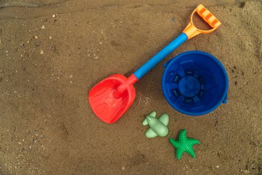 Çocuk oyuncakları kovası, spatula, küfler. Kumdaki oyuncaklar