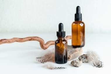 Beyaz arka planda yüz serumu olan bir şişe. Unisex kozmetik. Mesaj için yer. Olgun cilt için esans ahşap ayakta durur. Spa doğal organik ürünler. Erkekler ve kadınlar için anti-yaş kozmetikleri.. 