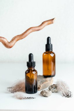 Beyaz arka planda yüz serumu olan bir şişe. Unisex kozmetik. Mesaj için yer. Olgun cilt için esans ahşap ayakta durur. Spa doğal organik ürünler. Erkekler ve kadınlar için anti-yaş kozmetikleri.. 