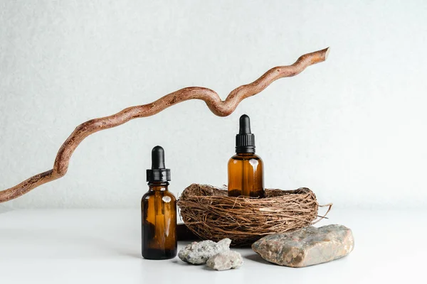 Beyaz arka planda yüz serumu olan bir şişe. Unisex kozmetik. Mesaj için yer. Olgun cilt için esans ahşap ayakta durur. Spa doğal organik ürünler. Erkekler ve kadınlar için anti-yaş kozmetikleri.. 
