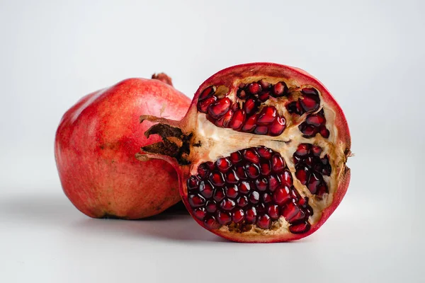 Frische Granatapfelfrüchte Isolieren Sich Auf Weißem Hintergrund Granatapfel Schneiden — Stockfoto