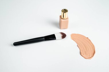 Yüz için vakıf reklamı. Temelde fırça darbesi. Mesajı yerleştir. Beyaz arkaplanda izole et