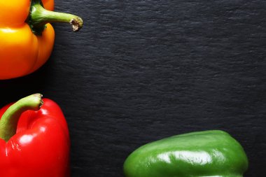 Menüler, etiketler veya tabelalar için arka planda dolmalık biberlerin fotoğrafı