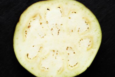 Yemek arkaplanı olarak bir dilim patlıcanın fotoğrafı.