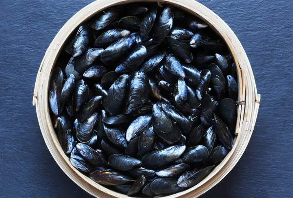 Fotografía Mejillones Una Cesta Vapor Bambú Sobre Fondo Pizarra Para — Foto de Stock