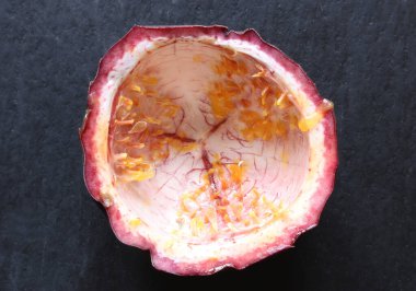 Yemek çizimleri için arkaplanda boş bir tutku meyve kabuğunun fotoğrafı