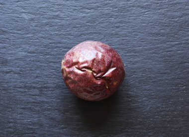 Yemek çizimleri için arkaplanda tutkulu bir meyvenin fotoğrafı