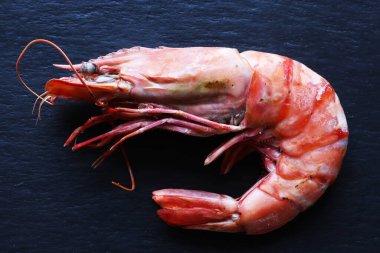  Gıda illüstrasyonları için arka planda ızgara dev bir gamba karidesinin fotoğrafı / Ayrıca siyah kaplan karidesi olarak da bilinir, bu kabuklu deniz hayvanı 17 cm uzunluğa ulaşabilir