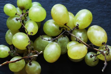 Bir grup İtalyan tohumsuz beyaz üzümünün yemek arkaplanındaki fotoğrafı.
