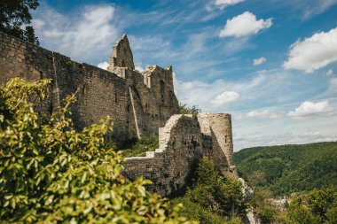 Eski Şato 'nun kalıntıları Almanya' daki Hohenurach 'ı dramatik bir gökyüzüyle harap ediyor..