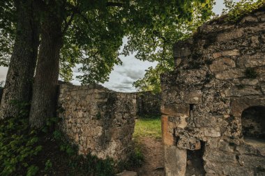 Kötü Urach Almanya 'sındaki Hohenurach harabe kalesinden geriye kalan eski duvar.