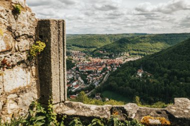Almanya 'daki Kötü Urach' ın eski şatodan görünüşü Hohenurach 'u harap ediyor..