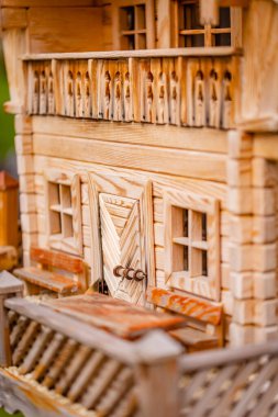 Minyatür bir kuş evinin kapı ve pencereleri Alplerdeki bir apartman dairesi gibi dizayn edilmiş.