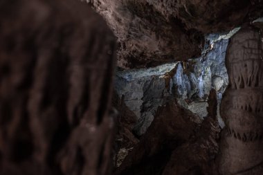 Almanya 'da dikitler ve sarkıtlarla dolu' Nebelhoehle 'adlı gizemli akartaş mağaranın içinde..