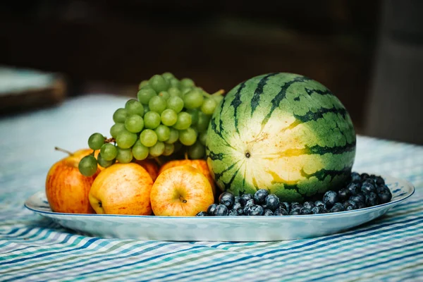 Prato Deliciosas Frutas Frescas Como Melancia Maçãs Uvas Mirtilos Uma Imagem De Stock