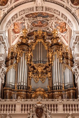 Passau, Almanya - Temmuz 2020: Katolik, gotik Aziz Stephen Katedrali