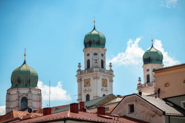 Almanya 'nın Passau kentindeki Katolik, gotik Aziz Stephen Katedrali' nin kuleleri