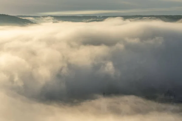 Niebla Niebla Cubriendo Blaubeuren Con Castillo Rusenschloss Cima Montaña Otoño —  Fotos de Stock