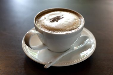 arka plan olarak beyaz fincan cappuccino kahve
