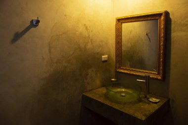 Tuvalet, lavabo tezgah çimento iç tarzı.