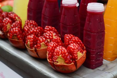 Taze kırmızı nar meyve ve kırmızı nar