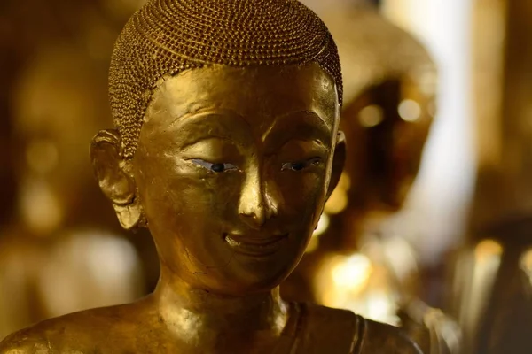 Monjes Femeninos Ordenados Bhikkunis Rodean Escultura Buda Estas Son Algunas — Foto de Stock