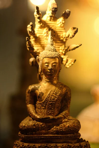 仏像と七頭ナガ族 — ストック写真