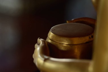 Buda keşiş 's kase arka plan olarak tutan eller