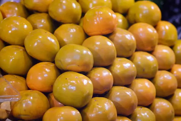 Arka plan olarak pazarda Trabzon hurması