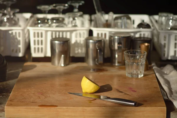 Lemon Split Knife Chopping Wood Coffee Shop Background — Stock Photo, Image