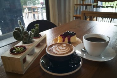 Kahve ve kek masada kahvaltı arka planı için