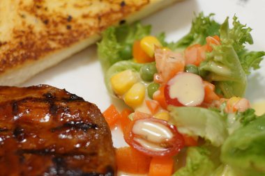 Masada ızgara biftek, pişmiş patates ve sebzeler