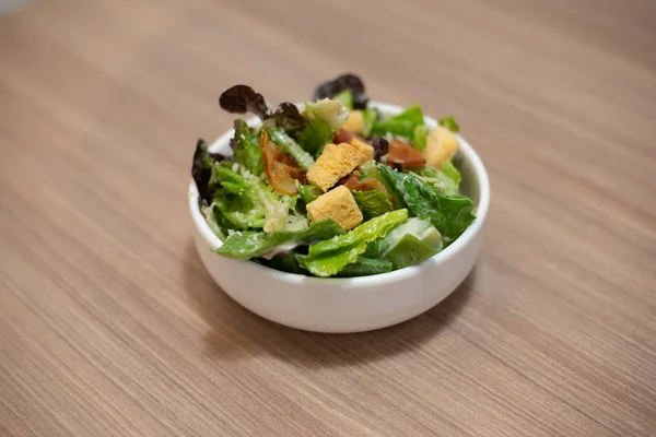 Frischer gesunder Kaisersalat auf dem Tisch — Stockfoto