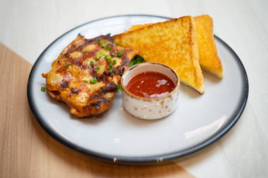 Masa üzerinde tavuk ızgara biftekler ve ekmek