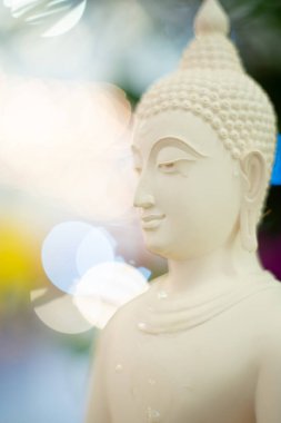 Güzel arka plan üzerinde heykel beyaz Buddha