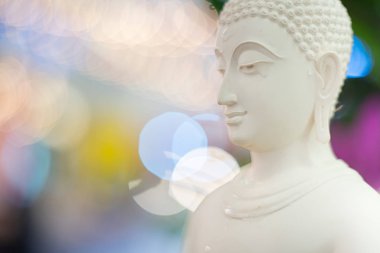 Güzel arka plan üzerinde heykel beyaz Buddha