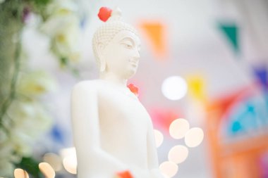 Güzel arka plan üzerinde heykel beyaz Buddha