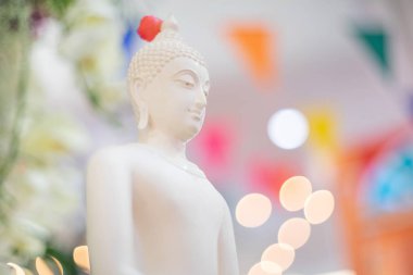 Güzel arka plan üzerinde heykel beyaz Buddha