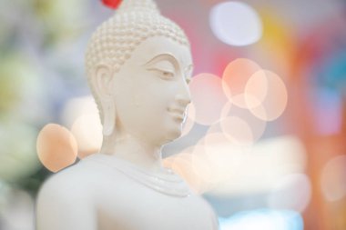 Güzel arka plan üzerinde heykel beyaz Buddha