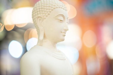 Güzel arka plan üzerinde heykel beyaz Buddha