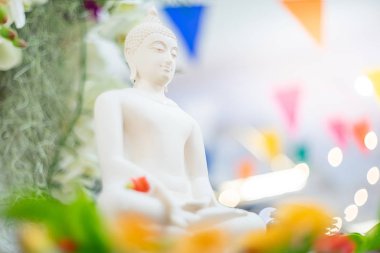 Güzel arka plan üzerinde heykel beyaz Buddha